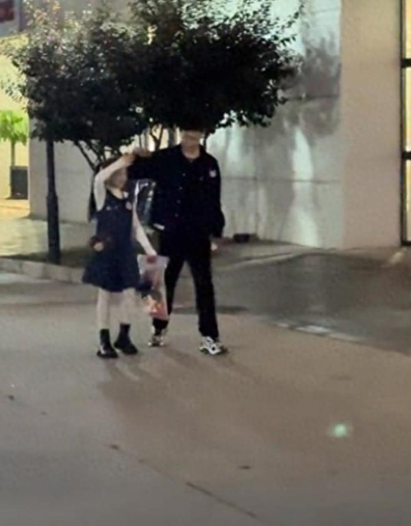 航心配资 董璇再婚后与前夫首合体！高云翔陪小酒窝买文具，表情意味深长